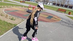 Ангелина учится кататься на роликовых коньках.