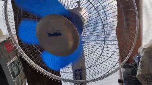 напольный вентилятор работает