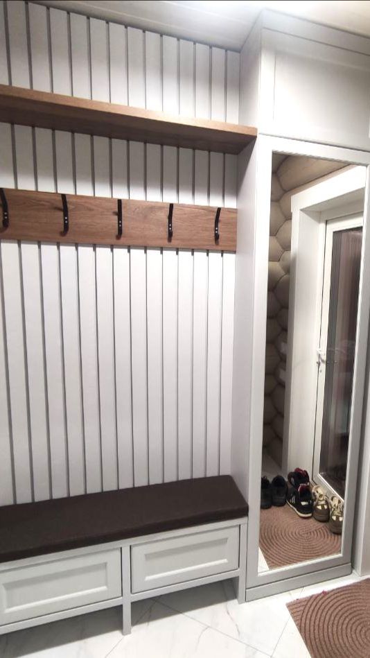 Розалина - прихожая в стиле неоклассика с зеркалом под потолок. Вместительная и стильная с рейками.