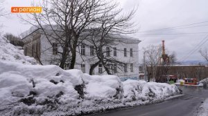 СНЕГ НА КРЫШЕ ДОМА ФЛОТА В СТОЛИЦЕ КАМЧАТКИ ВЫЗЫВАЕТ ОПАСЕНИЯ МЕСТНЫХ ЖИТЕЛЕЙ • НОВОСТИ КАМЧАТКИ