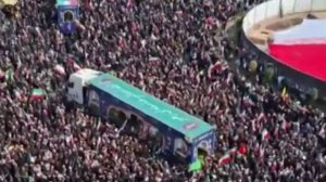 طهران.. مراسم تشييع لاريجاني وسليماني وسط حضور شعبي كبير في ساحة الثورة