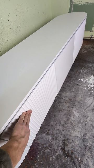 Тумба в эмали с закруглёнными боками.