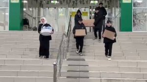 Раздача воды и фиников путникам для разговения