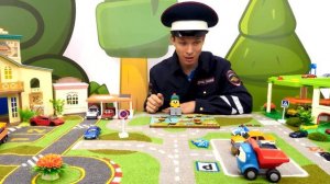 Робокар Поли помогает машинкам, а Грузовичок Лёва играет в домино!