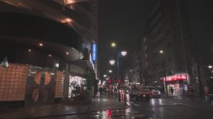 Прогулка по узким улочкам Токио в холодную дождливую ночь в марте Япония