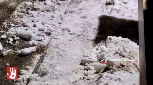 В Челябинске альпинист упал с крыши дома, пока скидывал лед