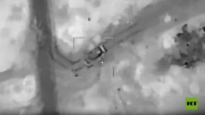 مدفع هاوتزر الروسي "D-30" يدمر مدرعة أوكرانية في جمهورية دونيتسك