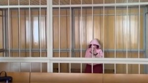 Суд арестовал обвиняемую в покушении на убийство "иноагента" по указке аферистов.