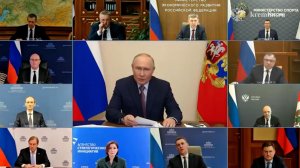 Владимир Путин поздравил россиян с Днем воссоединения Крыма и Севастополя с РФ.