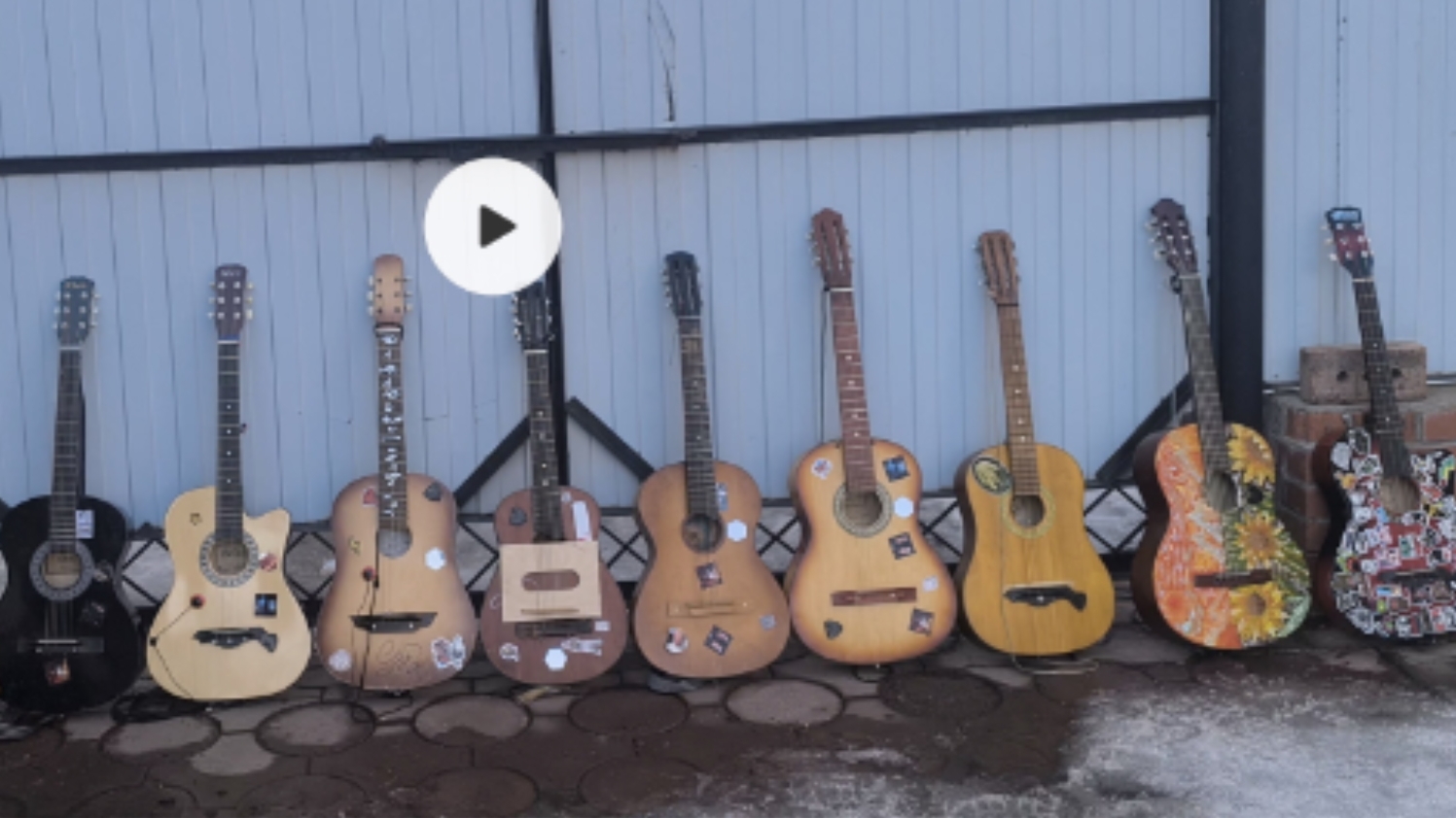 гитары на медиаторных коробках