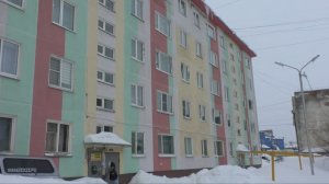 МЧС предупреждает колымчан об опасности схода снега и льда с крыш зданий