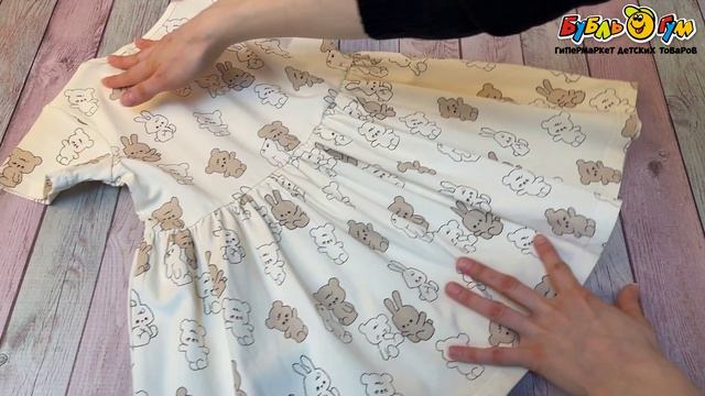 Платье Lanson Kids хлопковое с принтом медвежат и зайчиков светло-бежевое - видео