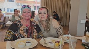 В праздник Холи. Завтрак с Мариной и Сашей. Гадаем на Таро. Марина не довольна гаданием.