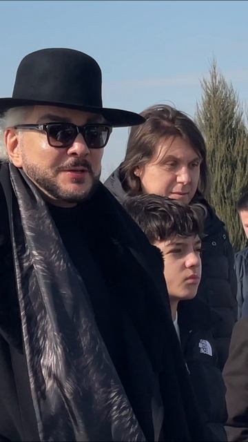 Филипп Киркоров с детьми пришёл на могилу отца в день памяти / 18 марта 2026 Троекуровское кладбище