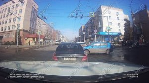 В центре Саратова при столкновении "Гранты" и "Ауди" пострадала пешеход