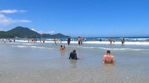 Эта полуголая красотка покорила всех своей улыбкой! Девушка в микробикини на пляже в Рио