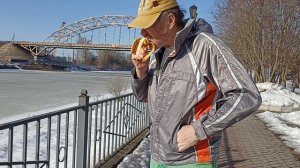 Прибытие человека в очках