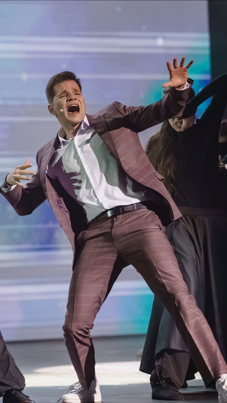 Эмоциональный номер главного героя спектакля «Лететь нельзя остаться». Смотрели?