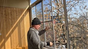 Раздвижная москитная сетка системы Проведал на алюминиевом остеклении