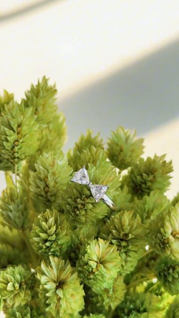 Кольцо с выращенными бриллиантами «Бант»