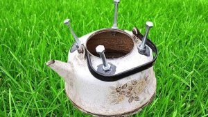 Этот парень удивил меня своим изобретением, сделанным из старого чайника и холодильной решетки