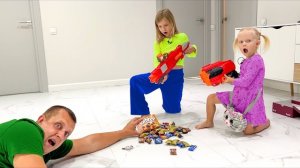 СОФУНЬЯ ШАЛУНЬЯ - ПАПА ЗАБРАЛ ВСЕ ВКУСНЯШКИ. НЕРФ БИТВА ЗА КОНФЕТЫ.