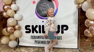 Мила выступает на дне рождении развивающей студии SKILL UP