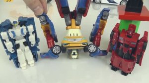 Роботы Сайдсвайп и Стронгарм шутят над тоботом Тританом.