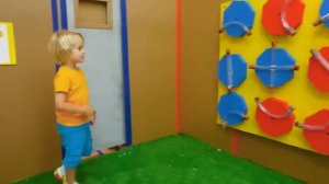 Крис переодевается в невидимые костюмы и играет с друзьями