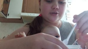 Ева кушает кашу