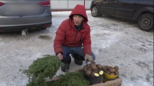 Рустем Каюмов предлагал на ярмарке можжевеловые веники и учил их правильно заваривать