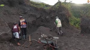 Строительство, шахтёры в ручную добывают песок