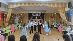 Красивый парный танец на звездном выпускном