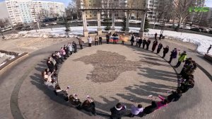 Флешмоб школьников прошёл на Крымской площади в Самаре