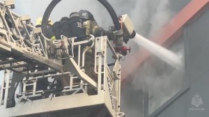 Крупный пожар бушует в здании бизнес-центра Turas в Москве: видео.