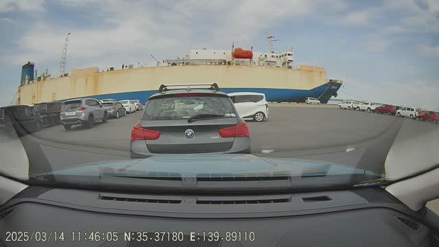 Погрузка автомобиля на судно Amur в Японии после продажи на аукционах