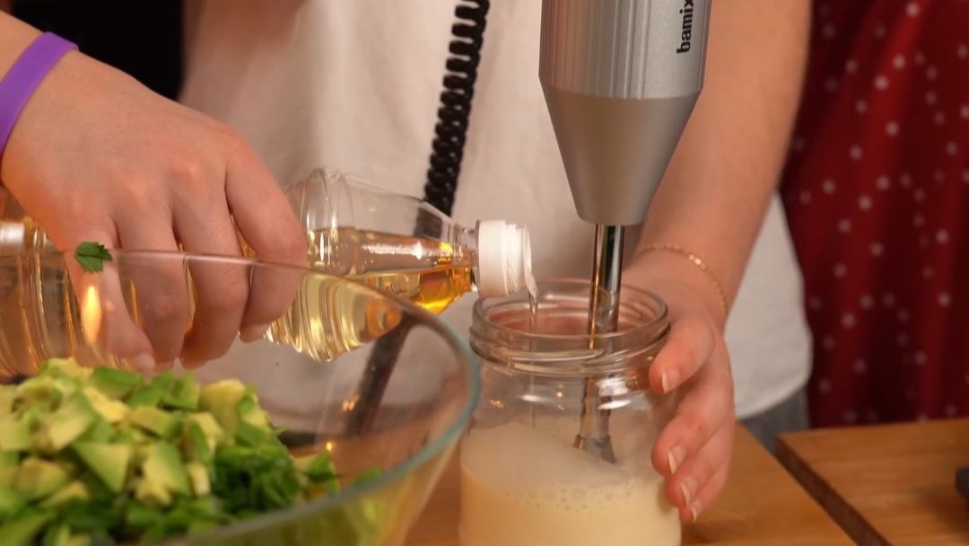 Готовим с детьми: постный майонез из жидкости от консервированного горошка