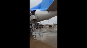 Заправка пассажирского самолета топливом.  Аэропорт в г . Газипаша.  Турция.