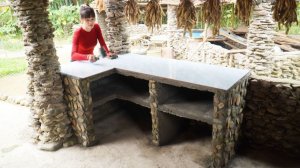 Молодая женщина построила кухню из кирпичей. Строительства кухонного стола в традиционном стиле