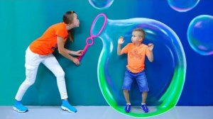 Влад и Никита весело проводят день в Музее иллюзий и Парке Динозавров.