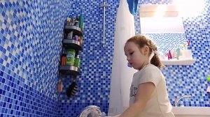 купаю Юлю) продолжение.