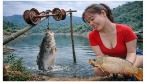 Девушка строит умную ловушку для ловли рыбы на шкиве. Ловит огромного карпа в дикой природе