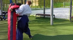 Бросок через бедро, разновидность Кошинаге