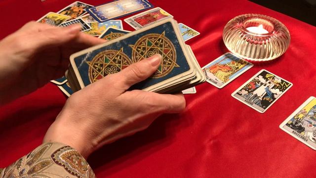 Сожалеет ли мужчина, что он не с вами? Гадание Таро