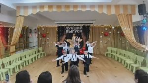 Земля в иллюминаторе. Отличный танец мальчиков на звездном выпускном.