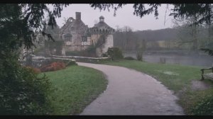 Расслабляющая прогулка под ледяным дождем 🌧️ Туманный 650-летний замок