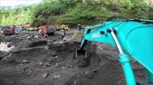 Строительство, экскаватор копает песок