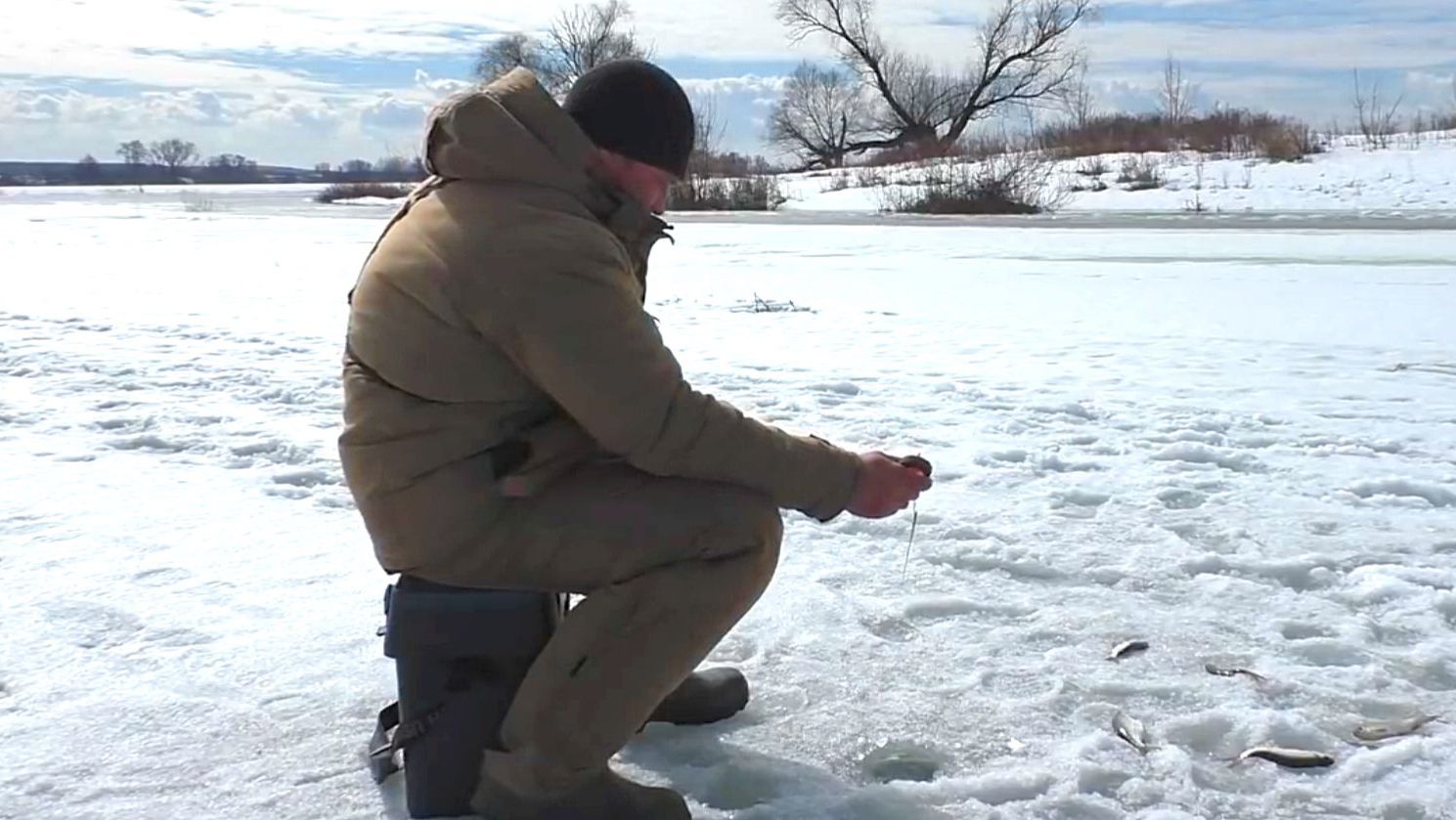 Плавная игра приносит рыбу! Последний лёд ! Рыбалка в конце марта!