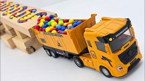 Мультики для детей и малышей. Грузим шарики в Томаса и  самосвалы.