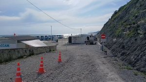 Прохоровский пляж на Чёрном море в Архипо-Осиповке оборудован парковкой с навесами для машин